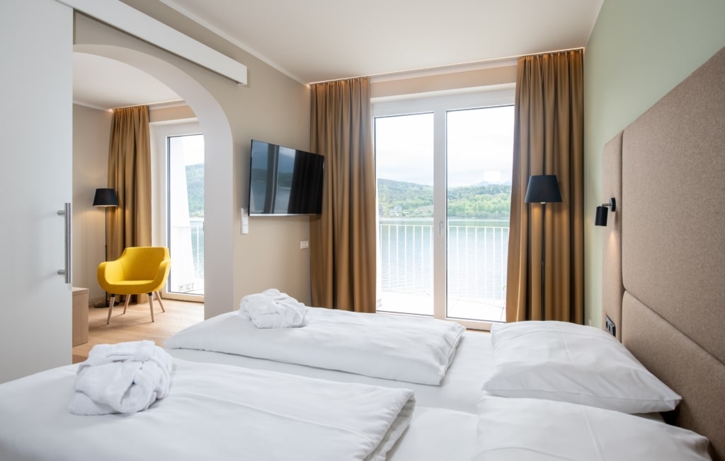 Gemütliches Hotelzimmer mit Blick auf den See