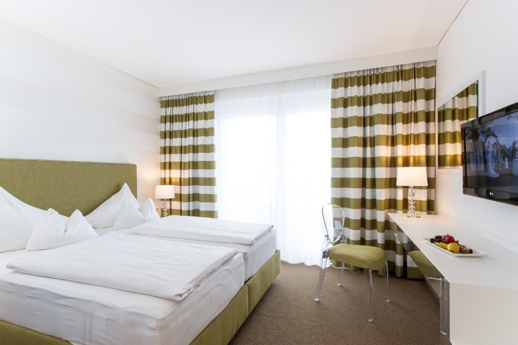 Modernes Hotelzimmer mit zwei Betten und stilvoller Einrichtung