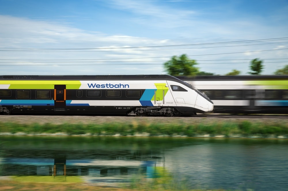 Ein Zug der Westbahn fährt durch die Landschaft.