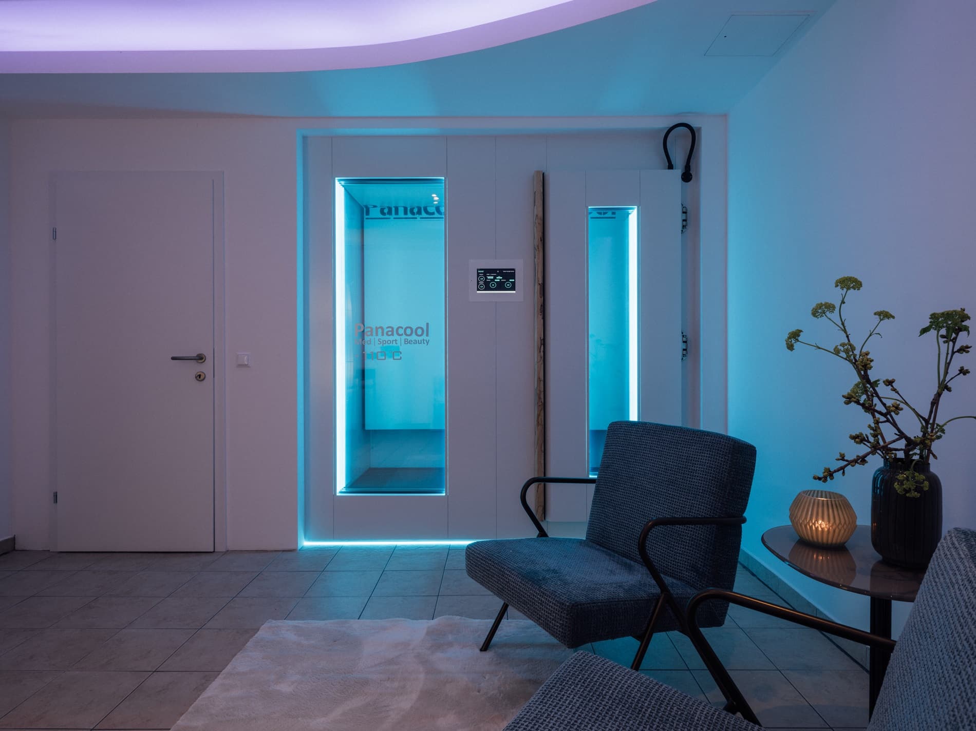 Moderne Panacool-Kabine im Wellnessbereich mit LED-Beleuchtung